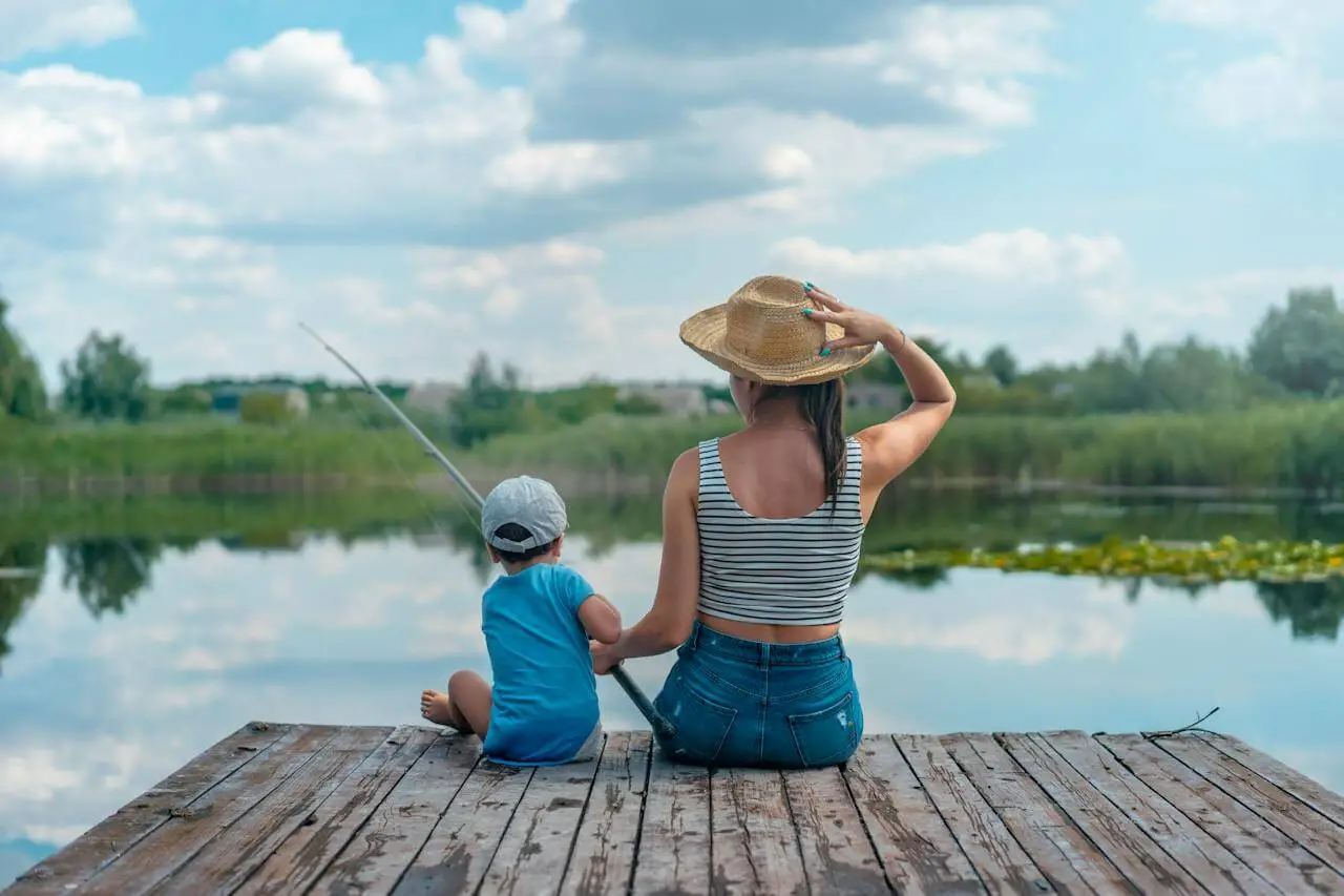 un enfant qui pêche les poissons