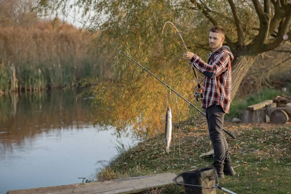 bel-homme-pres-riviere-dans-matin-peche