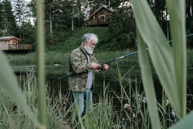 un vieux qui pêche a la mouche