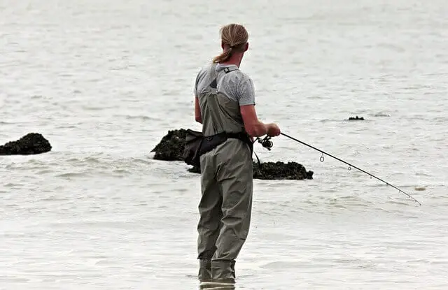 un homme qui pêche au coup