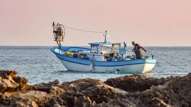 la canne a pêche au coup sur un bateau